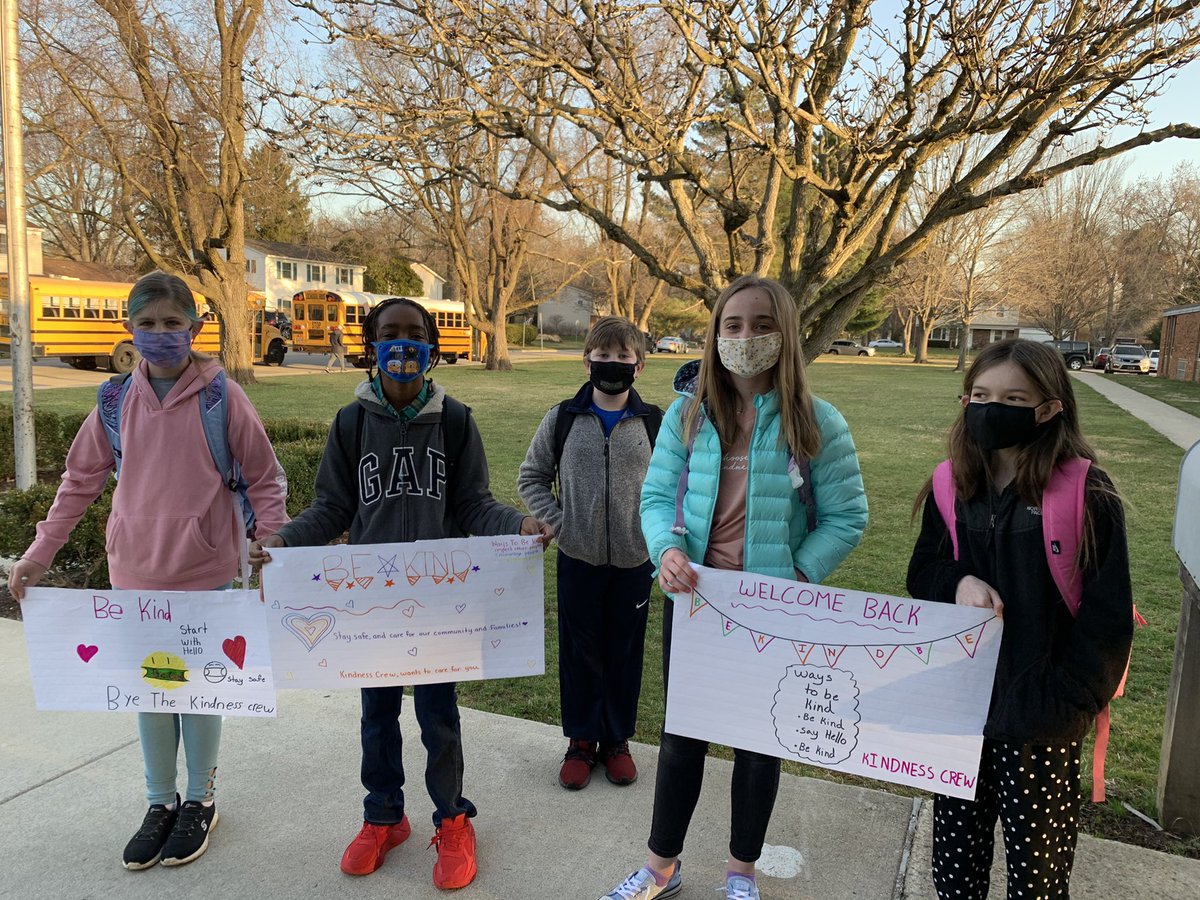 Great to have all of our <a href="/WESOwls/">WES Owls</a> back today! Thanks to our 5th grade kindness crew for the warm welcomes, signs, and name tags. We are looking forward to a great day! #itsworthit <a href="/wcsdistrict/">Worthington Schools</a>