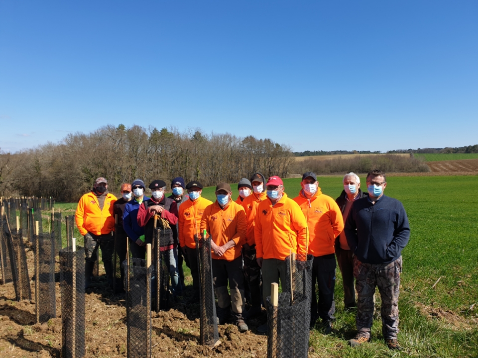 FDCDordogne's tweet photo. Dans le cadre du programme Agrifaune, la FDC24 a implanté samedi une haie de 500m chez M. Gastal à Brantôme, avec l'aide des chasseurs de Lombraud. Félicitations à tous https://t.co/xwAbzm6tI9