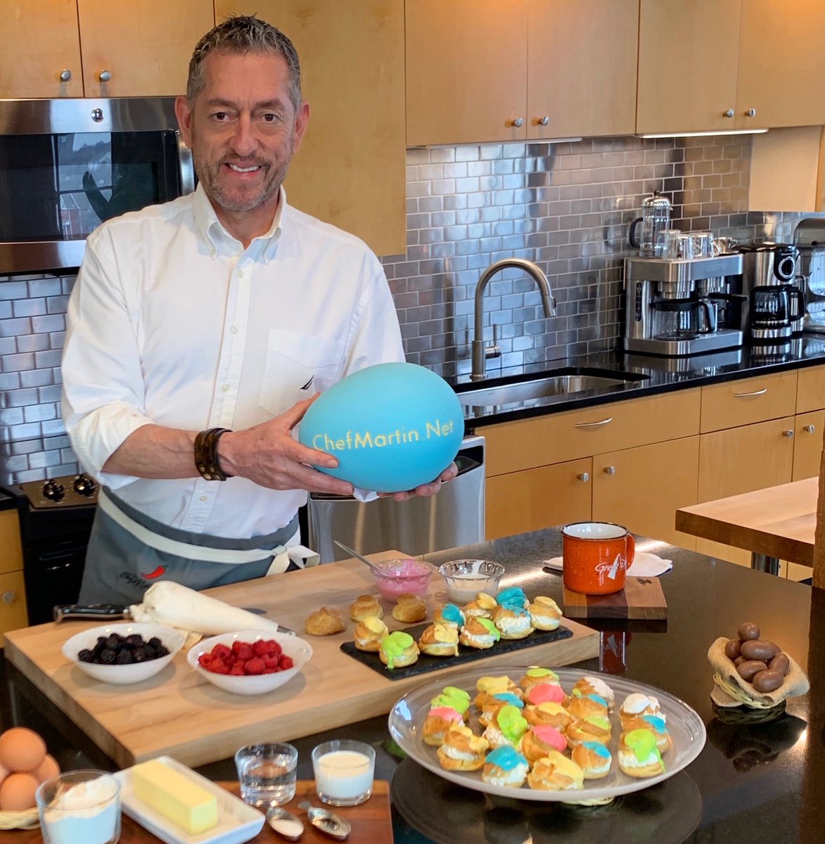 ChefMartinLopez's tweet photo. This morning, get some sweet, delicious Easter ideas on @News4GreatDay @KMOV - See you at 9:00am.
https://t.co/jl7JTkrIdU #ChefMartinLopez #GDSTL #eastertreats #easter https://t.co/lWtafcj0ob