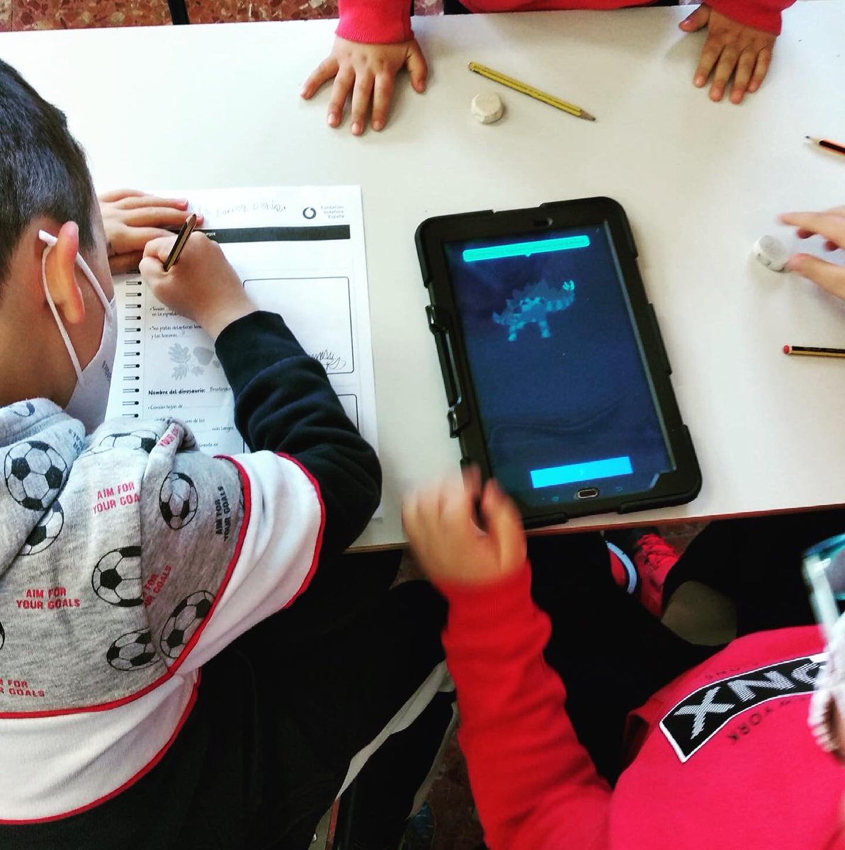 CeipPJeronimo's tweet photo. En 1º investigan las características de los dinosaurios con las tablets!!

#ceippadrejeronimo 
#algete
#educacionprimaria 
#1ºdeprimaria 
#escuelapublica 
#escuelapublicadetodosparatodos https://t.co/S7moIJ5uED