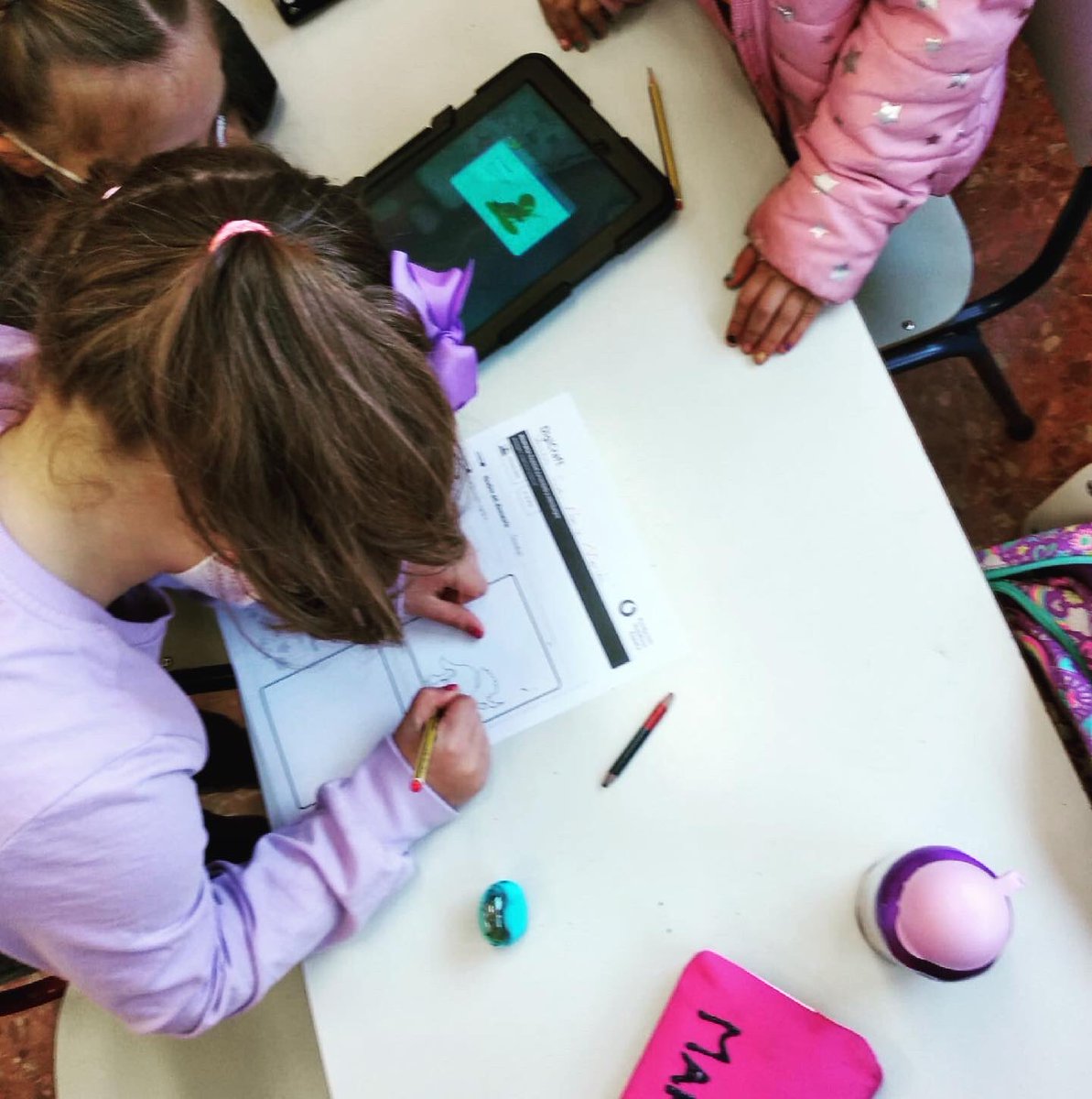CeipPJeronimo's tweet photo. En 1º investigan las características de los dinosaurios con las tablets!!

#ceippadrejeronimo 
#algete
#educacionprimaria 
#1ºdeprimaria 
#escuelapublica 
#escuelapublicadetodosparatodos https://t.co/S7moIJ5uED