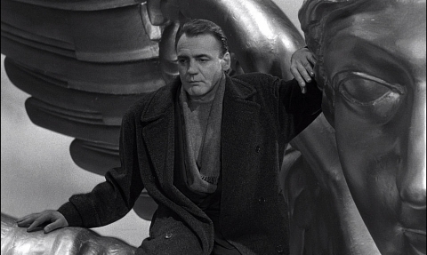 Con él, volamos sobre Berlín. 

Hoy habría cumplido 80 años el gran Bruno Ganz. 

👉 filmin.es/actor/bruno-ga…