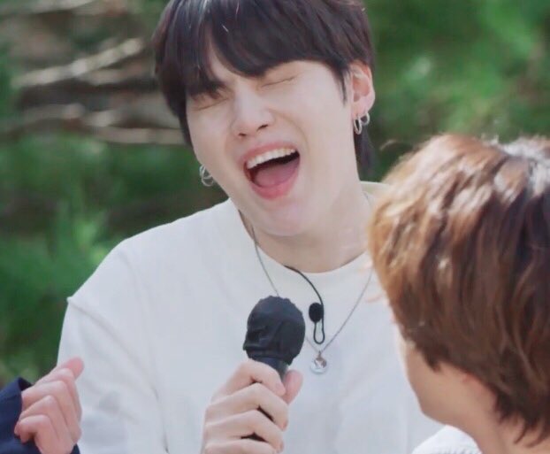 syubhoya's tweet photo. yoongi dramatic singing, a saga https://t.co/efqpIk0l1R