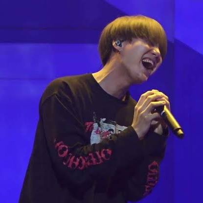 syubhoya's tweet photo. yoongi dramatic singing, a saga https://t.co/efqpIk0l1R
