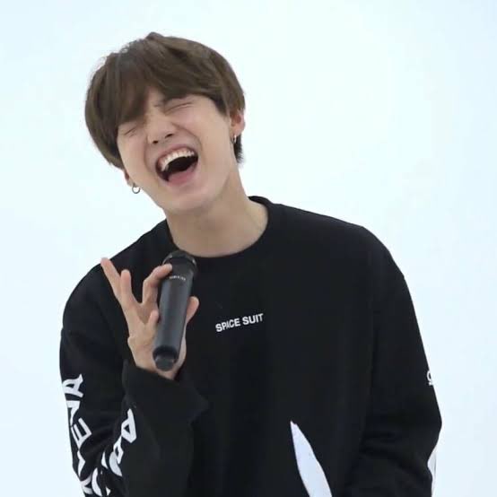 syubhoya's tweet photo. yoongi dramatic singing, a saga https://t.co/efqpIk0l1R