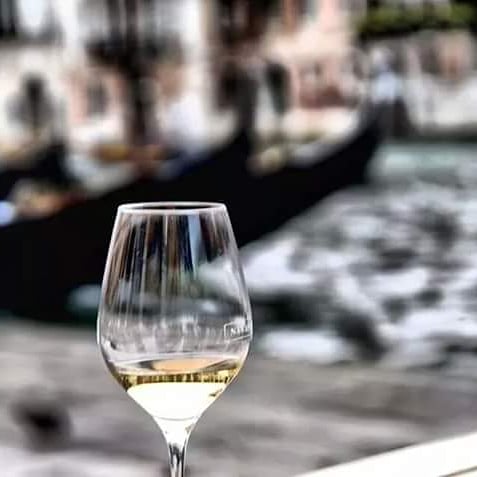 VenetiaDi's tweet photo. Scatti dalla Venetia
Esterno giorno, calice di prosecco in Campo de l'Erberia a Venezia
#venetiadigusto https://t.co/JDPYuTBBDM