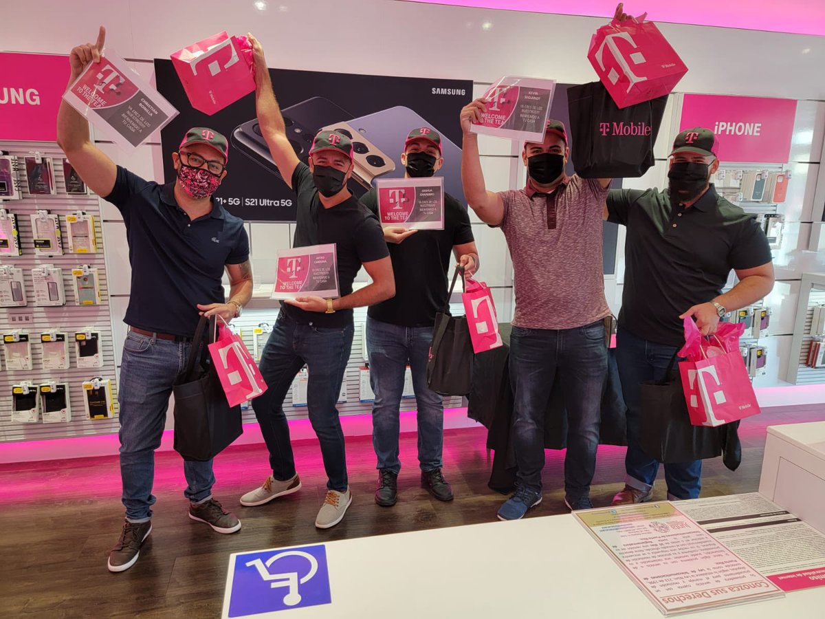 So proud to welcome Joshua Chaparro to our Store 4054. #virtualreadyclass #tmobile4054 <a href="/TMobilePR/">T-Mobile Puerto Rico</a> <a href="/TMobile/">T-Mobile</a> #Olín #Allin@iverasanchez