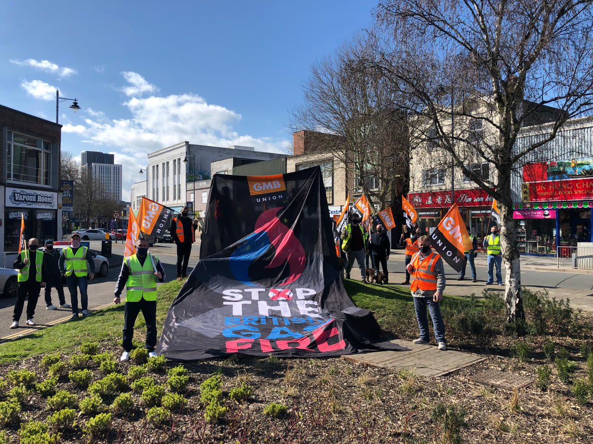 GrahamCripps3's tweet photo. #StopTheBritishGasFire @GMB_union @GMBSouthern @HazelJN 
Standing Strong in Portsmouth!!! 
Solidarity to all our colleagues up and down the Country✊🏻✊🏻✊🏻✊🏻
Stop “FIRE &amp; REHIRE” https://t.co/YA5cKJguEI