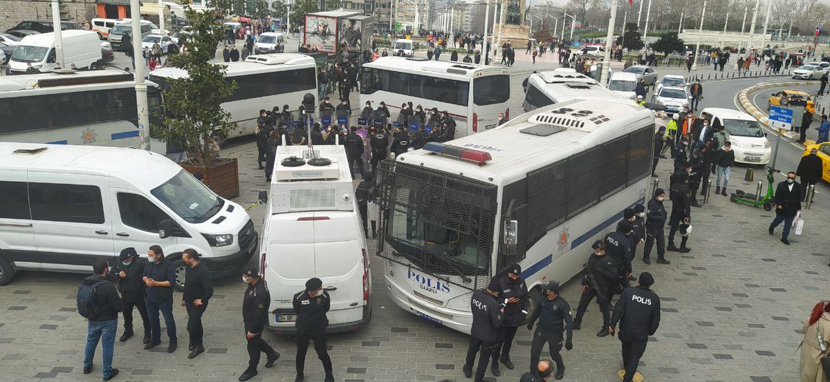 Kadınlar sokaklarda şiddete uğrarken, öldürülürken saatlerce gelmeyen polisler, meydanlarda hakkını arayanlar için hep hazır hep seferber. 

İşte bu yüzden #İstanbulSözleşmesi için direneceğiz

#KararıGeriÇek, Sözleşmeyi uygula