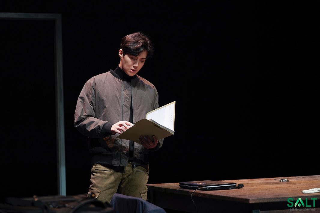 kimseonho_ph's tweet photo. [Salt Entertainment IG update 210323]

❄ 연극 Actor #KimSeonHo  who we met on the stage of the play <Ice>
-
Salt Ent shares photos from #김선호's last performance.

#playice #performance #stage #picture #criminal2 #criminal #goodbye #dontleave #😭

🧊https://t.co/WPd45vv7lI https://t.co/hoMk7AnOz6