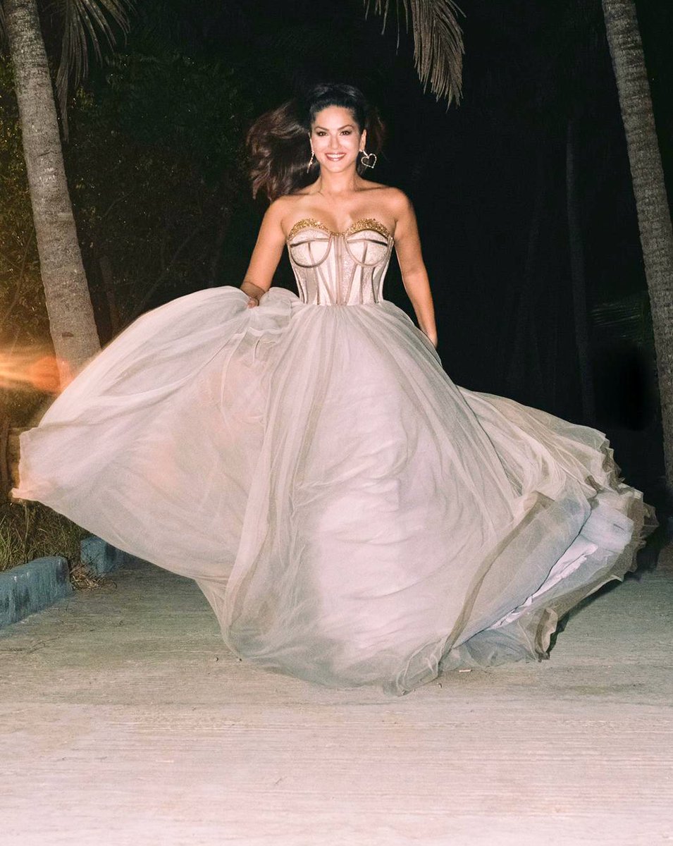 SunnyLeone's tweet photo. Runaway Bride!! https://t.co/ECuXSh6bQh