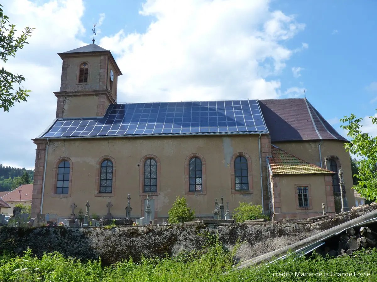 kosmographe's tweet photo. Il y a quelque chose de déstabilisant mais aussi très réjouissant à la vue d'églises couvertes de panneaux solaires.. https://t.co/ddl7rsIl6V
