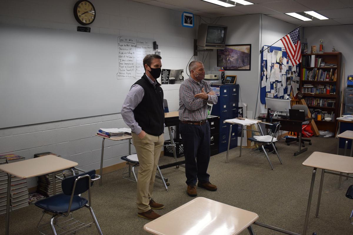Congressman Rodney Davis welcomed students as they entered CHS today. In addition, he spoke to Mr. Reels’ first hour US History class. We thank Congressman Davis for taking the time to meet with students at Carlinville High School!  edl.io/n1410264