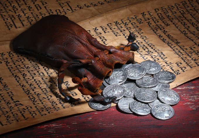 Santa_Palabra's tweet photo. Hoy es Miércoles Santo, y recordamos cuando Judas Iscariote recibe las 30 monedas de plata a cambio de entregar a Jesús a los Sumos Sacerdotes del Sanedrín. https://t.co/HnPDGaypPJ