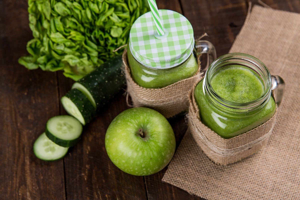 🥰DIY Glowing Skin Smoothie..!🍹

🍋1 lemon
🍌1 banana
🍏1 green apple
✨2 stalks celery
🥒1-2 cucumbers
⚡️1 ginger peeled
🔅Handful of parsley
🧃Juice all and drink

#healthinsiders #glowingskin #smoothie #healthylifestyle #healthychoices #Health #healthysmoothie #skincare #Tips