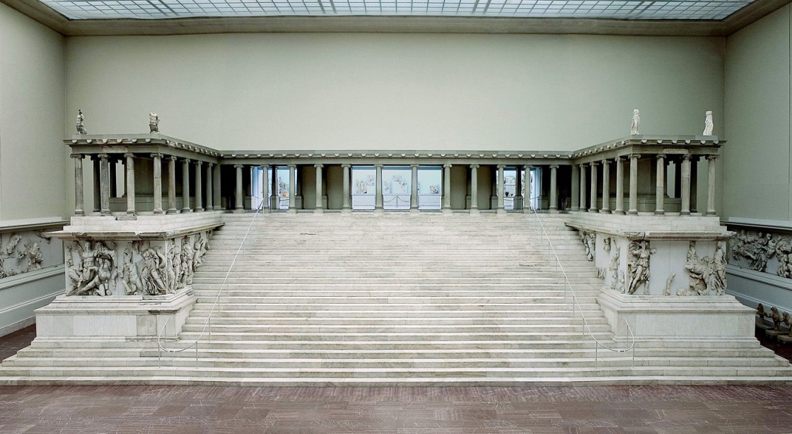 ateneaymarujea's tweet photo. Pergamoko Zeusen altarea monumento erlijioso helenistikoa da, k.a. 188. urtean eraiki zan eta Berlingo Pergamo museoan bisitatu geinke. Eskultura honek greziar jainko-jainkosen arteko borrokak irudikatzen dauz. 
#Klasikoenaztarna #Begoñazpi #Pergamokoaltarea https://t.co/h11fENod6O