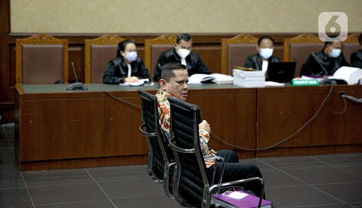 PutraWadapi's tweet photo. Para terdakwa ini juga mengikuti sidang dimasa pandemi tapi tetap hadir diruang sidang berhadapan langsung dgn majelis hakim. Ketidakadilan itu nyata terhadap pak HRS. https://t.co/6SffMlGSaw