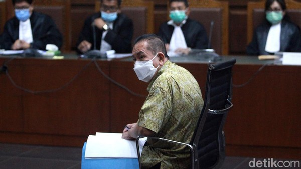 PutraWadapi's tweet photo. Para terdakwa ini juga mengikuti sidang dimasa pandemi tapi tetap hadir diruang sidang berhadapan langsung dgn majelis hakim. Ketidakadilan itu nyata terhadap pak HRS. https://t.co/6SffMlGSaw