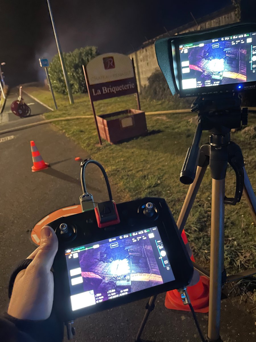 Bastien_Guerche's tweet photo. 🔥🚒 Ce week-end, l'expérimentation "Appui #Drone" du @sdis37 démontre une nouvelle fois sa réelle plus value lors d'un feu de garage et concession automobile.
➡ Reconnaissance aérienne à 360°
➡️ Évaluation des actions en cours et des risques
➡️ Surveillance des points chauds https://t.co/rf7a0D3kRI