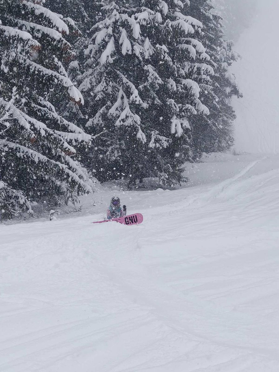 Ситуацията е 3-дни-нов-сняг-нон-стоп и идват още два. Краката да му мислят. 🏂🏂🏂🦄🦄🙌✌️ #несеоплаквамхич