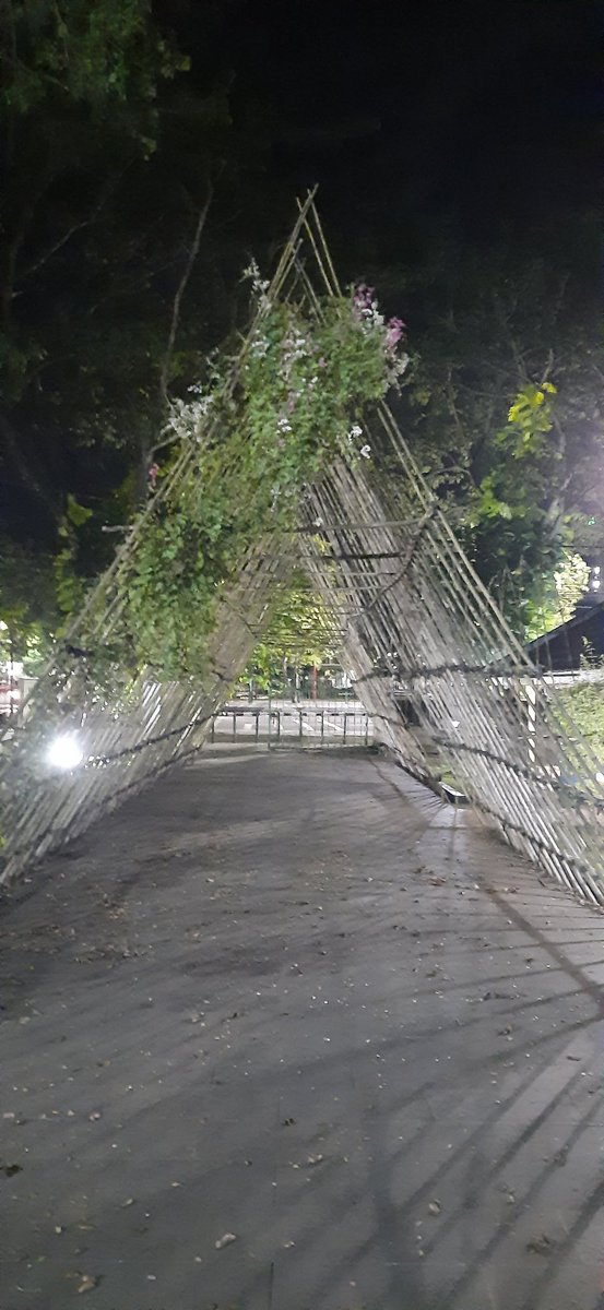 ubaimuchtar's tweet photo. Kamu mau melakukan apa jika sendiri di malam hari di gedung ini?

#museummultatuli #rangkasbitung https://t.co/4QEwnLy1ed