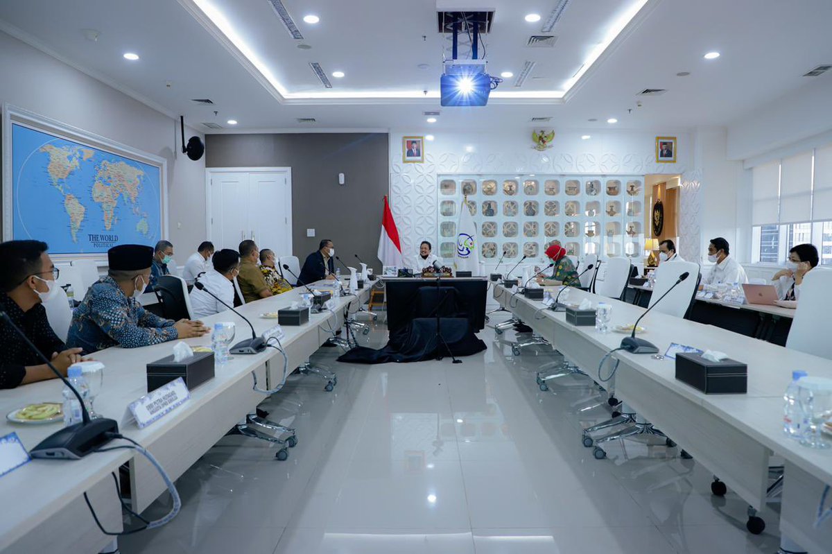 Dalam Kunjungannya kedua kepala daerah berbagi informasi tentang kehidupan masyarakatnya yang banyak bergantung kepada laut untuk menggerakkan ekonomi.