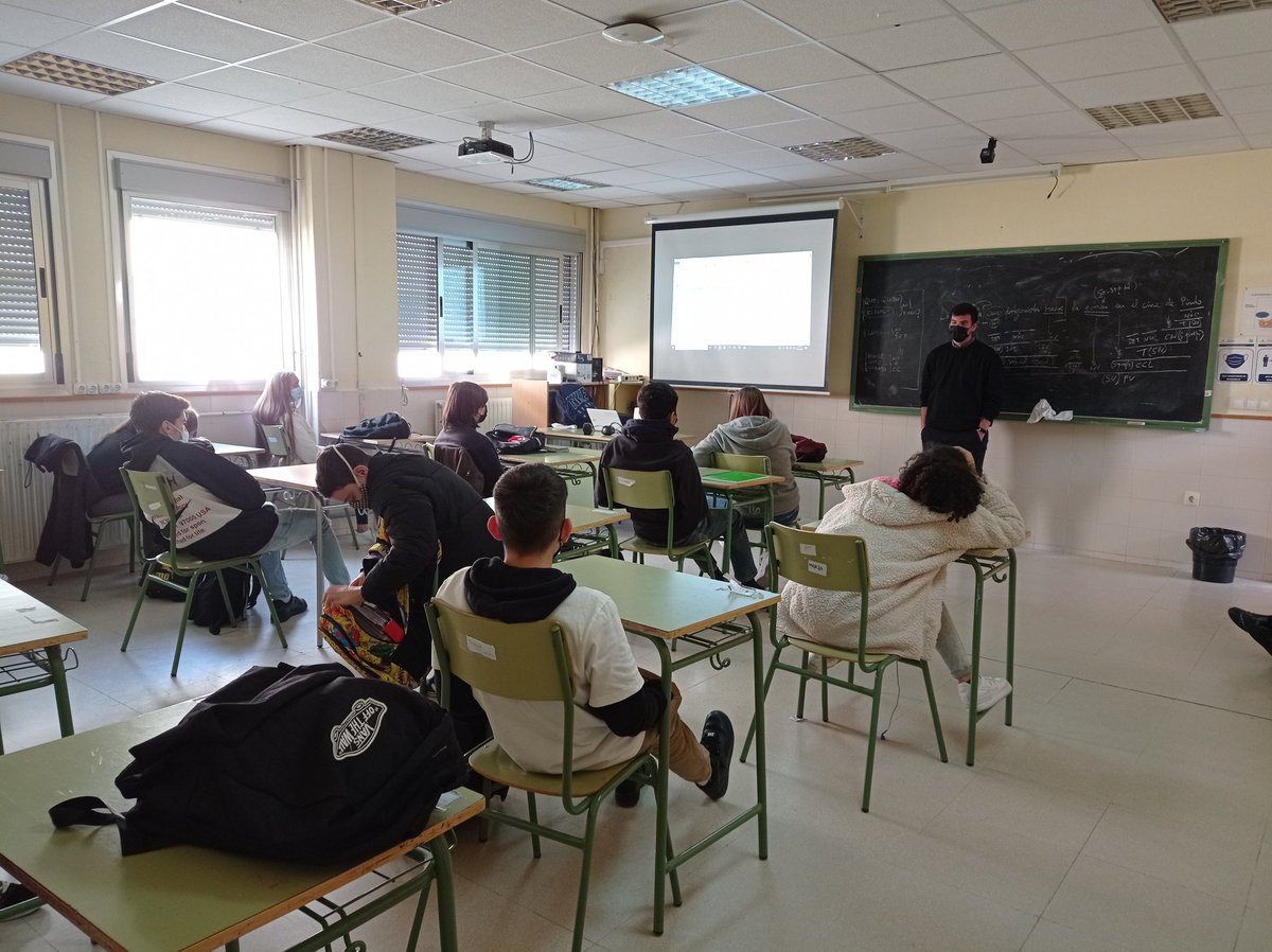 FrancisFrodito's tweet photo. Campaña vocacional en el @IES_LAS_SALINAS  @seminariotoledo @palabradevidase @planpastoral #felidiadelsemanario. Festividad de San Jose https://t.co/EpF6HbWYZc