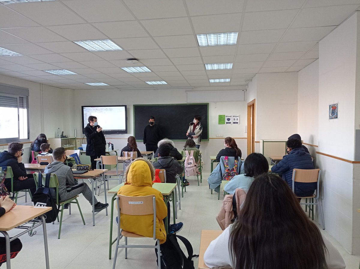 FrancisFrodito's tweet photo. Campaña vocacional en el @IES_LAS_SALINAS  @seminariotoledo @palabradevidase @planpastoral #felidiadelsemanario. Festividad de San Jose https://t.co/EpF6HbWYZc