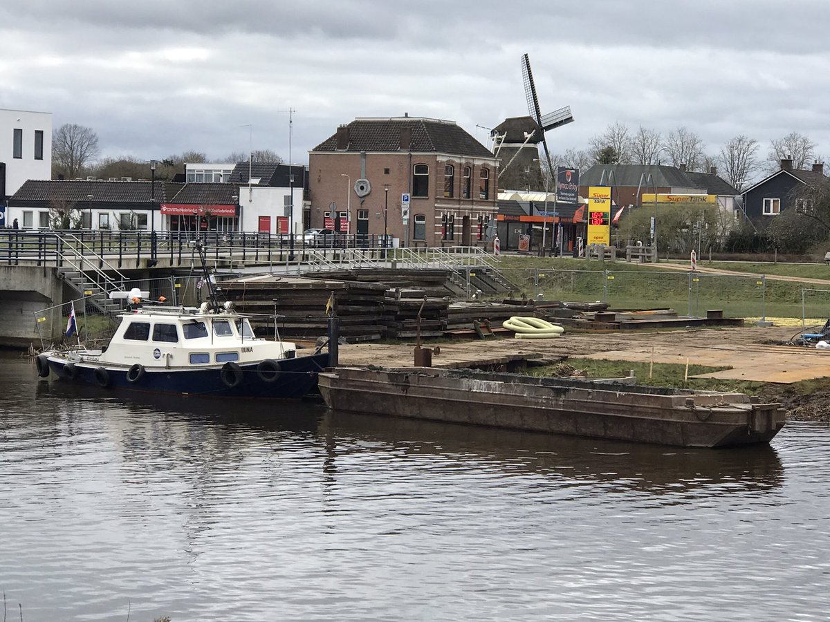 Drukke werkzaamheden bij de haven in #hardenberg zo zien we het graag. De oude roem van weleer lijkt teruggekeerd!
#hardenberghaven #vecht #recreatievaart #vechtdal #ommen #dalfsen #motorboot