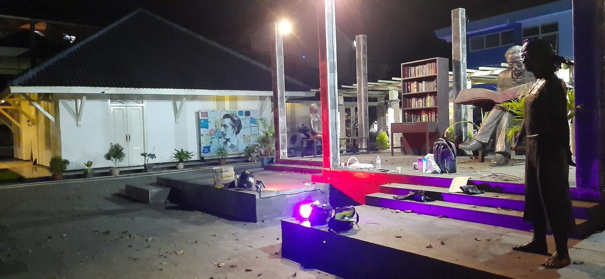 ubaimuchtar's tweet photo. Malam hari kamu sendiri di gedung ini, kamu mau melakukan apa?
#museummultatuli #rangkasbitung https://t.co/lgAKOA97MY