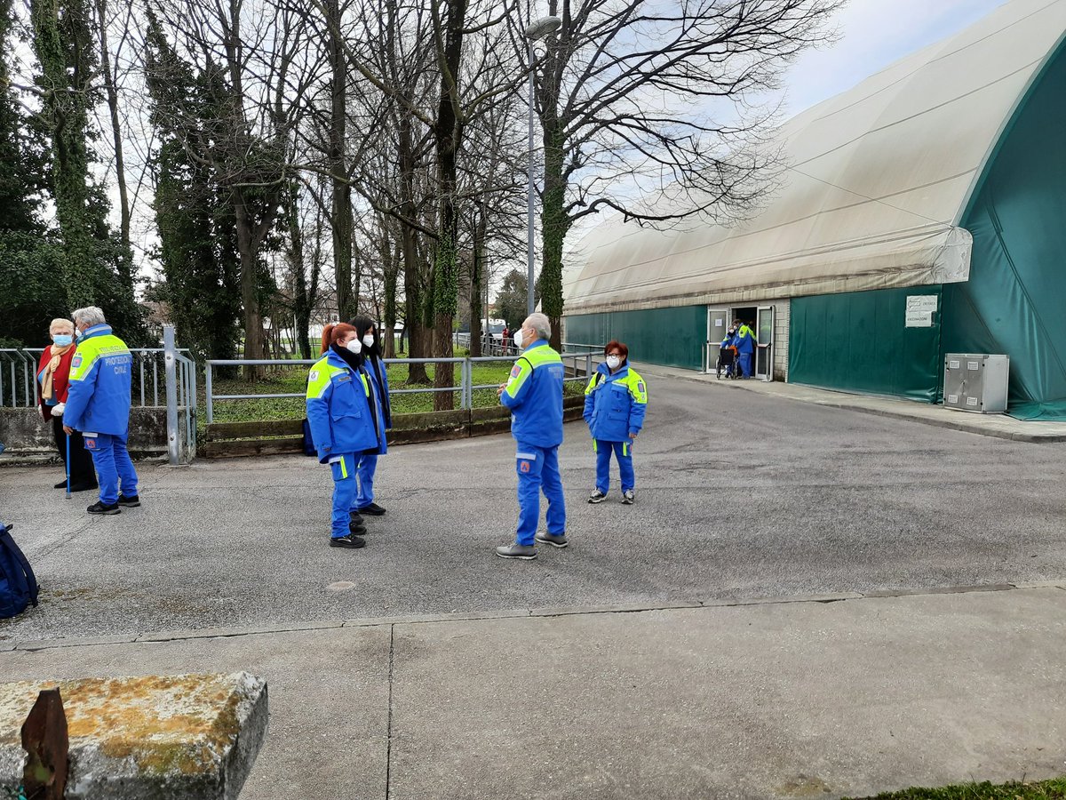 Quattro giorni d'impegno per i volontari di Protezione Civile del Medio Friuli a sostegno del Centro Vaccinazioni allestito nell'impianto base di Codroipo. Moltissimi gli anziani che hanno potuto usufruire di questo servizio. #socialmediacommunityFVG #volontaridivalore