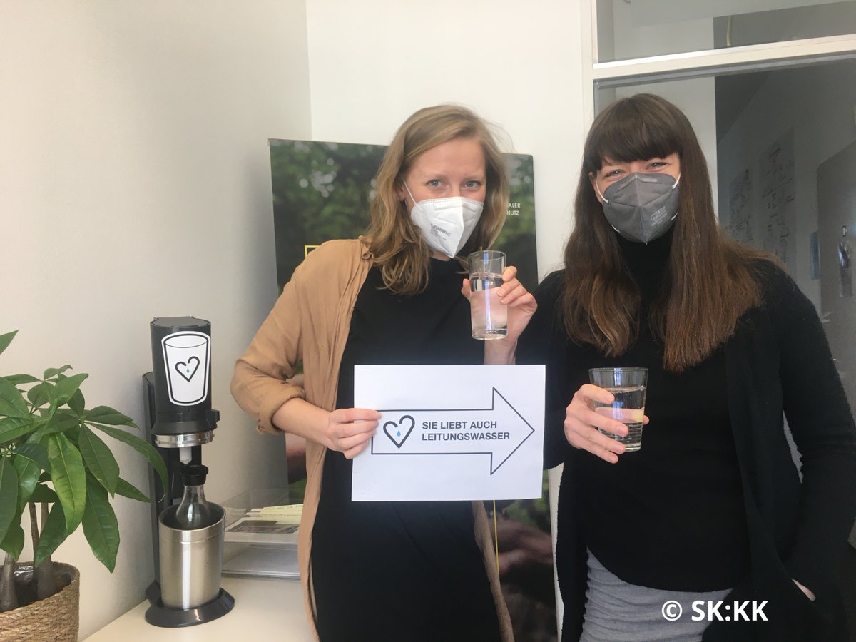 NKI_Bund's tweet photo. Mit einem Gläschen aus der Leitung auf den #Weltwassertag anstoßen 💦 Die Kolleginnen vom SK:KK machen bei der Fotoaktion des NKI-Projekts @atiptap mit &amp; zeigen ihre #Leitungswasserliebe 💙 Sind Sie auch dabei? 📸 Infos unter: https://t.co/8x9jlpmJg7 #wasserwende #klimaschutz https://t.co/blz2KwEWkw