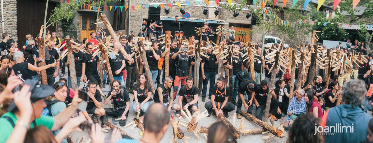 fallesalins's tweet photo. Una plaça ben guarnida🤩🔥#fallesalins #plaçamajor #vallferrera #pallars #pallarssobira #pirineus #patrimoni #immaterial #cultural #unesco #unescoworldheritagesite #somdefociferro #pnaltpirineu #pyrenees #cepip #viscalins #culturapopular #festespopular
📷 @joanllimi https://t.co/hW8dkjtbRR