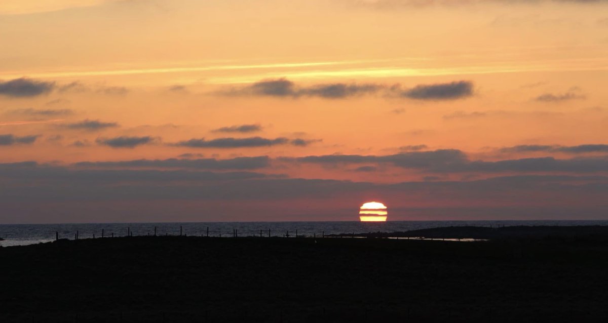 isleofsouthuist's tweet photo. Sun going down on Smerclate Beach.
Pic by Ruth Kirk.
Send your Uist pics to pics@southuist.com
#southuist #uist #hebrides #picsofscotland #scotland #scottish https://t.co/RFCdjRUg9K