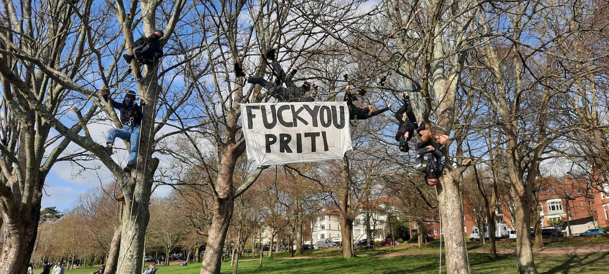 earthfirst_uk's tweet photo. #Brighton says: #killthebill, stop criminalisation of trespass & protect #FreedomToProtest
Fuck you #PritiPatel - we are not going anywhere!
Badass #ClimbIt action to kick off #rataction tomorrow!
@ResistAntiTresp #ReclaimTheseStreets
#ACAB
💪🏾🌳✊🌲🖕🏿 https://t.co/cUjpLemYJc