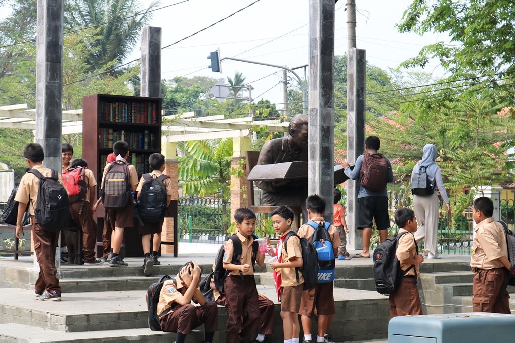 ubaimuchtar's tweet photo. Anak-anak berseragam pramuka juga warga di patung interaktif Multatuli, Saidjah, dan Adinda karya Bu Dolorosa Sinaga.

#museummultatuli #rangkasbitung https://t.co/Xprymr5B6q