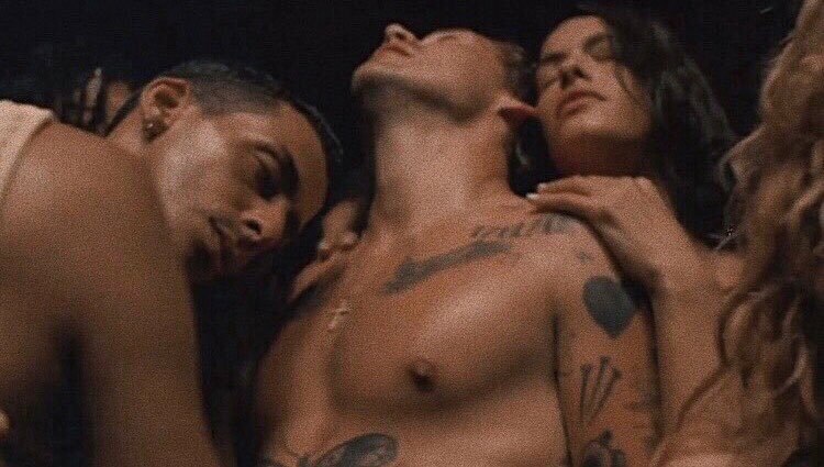 wmsrry's tweet photo. lights up by harry styles. (2019) https://t.co/auwq6RU9Bc