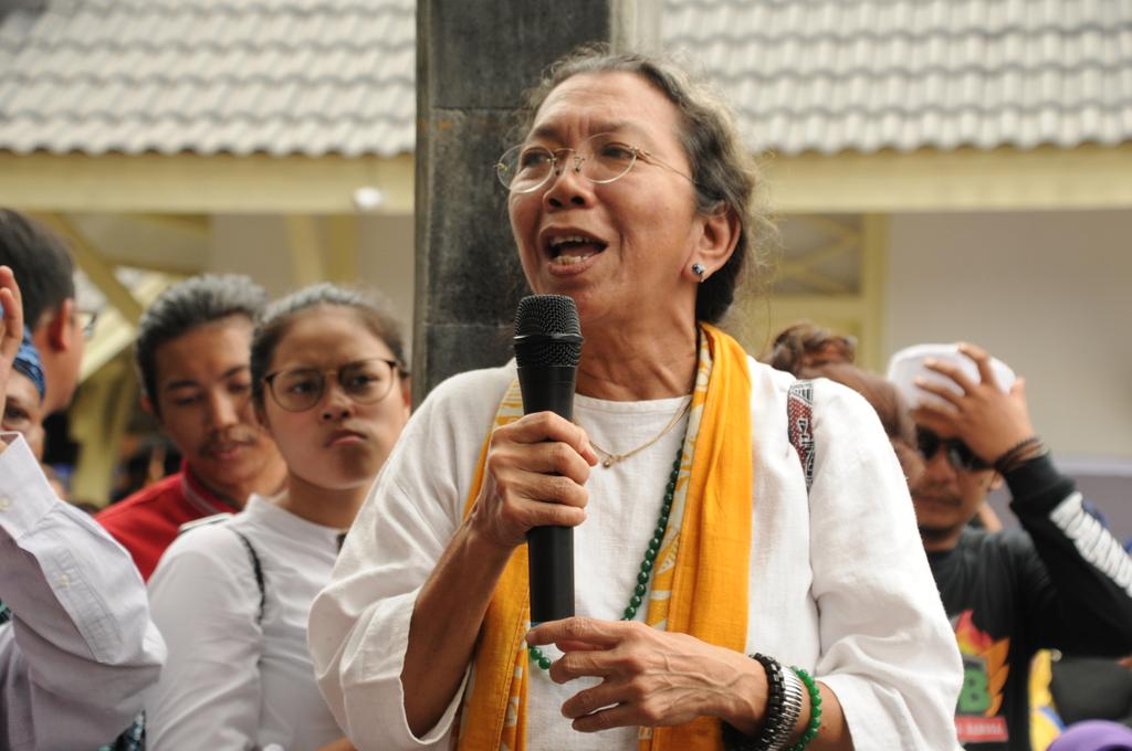 ubaimuchtar's tweet photo. Bu Dolorosa Sinaga di pembukaan #museummultatuli #rangkasbitung pada 11 Februari 2018. Menjelaskan bagaimana dan seperti apa patung interaktif Multatuli, Saidjah, dan Adinda hadir di halaman museum. https://t.co/06OqUHXmAN