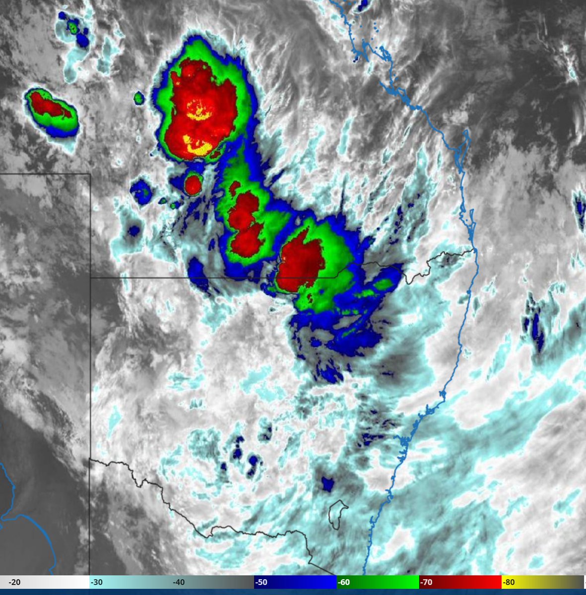 althecat's tweet photo. I expect there are plenty of people in #NSW and #QLD up and watching the weather. This weather event is expected/hoped to come to an end later today. But the final act looks to be shaping up to be kinda wild. #NSWStorms #NSWFlooding https://t.co/86SM9kVyqz