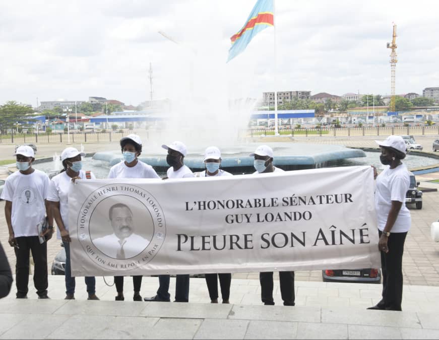 LIBRALINFO1's tweet photo. #RDC : À l'instant,  Le Sénateur Guy Loando rend un hommage mérité à l'honorable Henry Thomas Lokondo au palais du peuple. https://t.co/ji7MHhQeh5