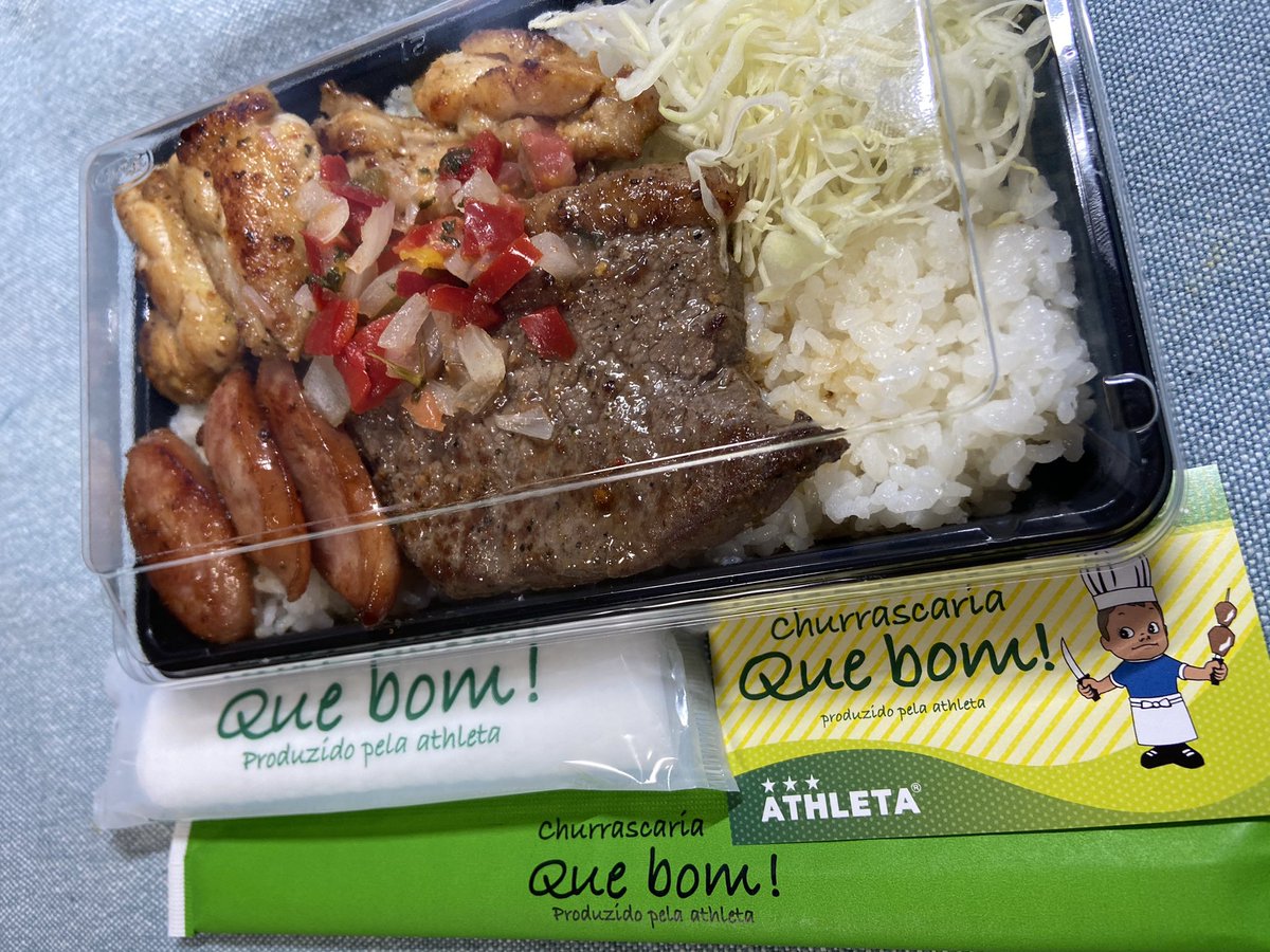 fleur_de_lys_12's tweet image. お取り寄せした〝伝説のスタグルQue bom！のMIX弁当〟が晩ご飯🤤🍱
簡単調理で気分はスタジアムや🏟⚽️
#quebom #キボン