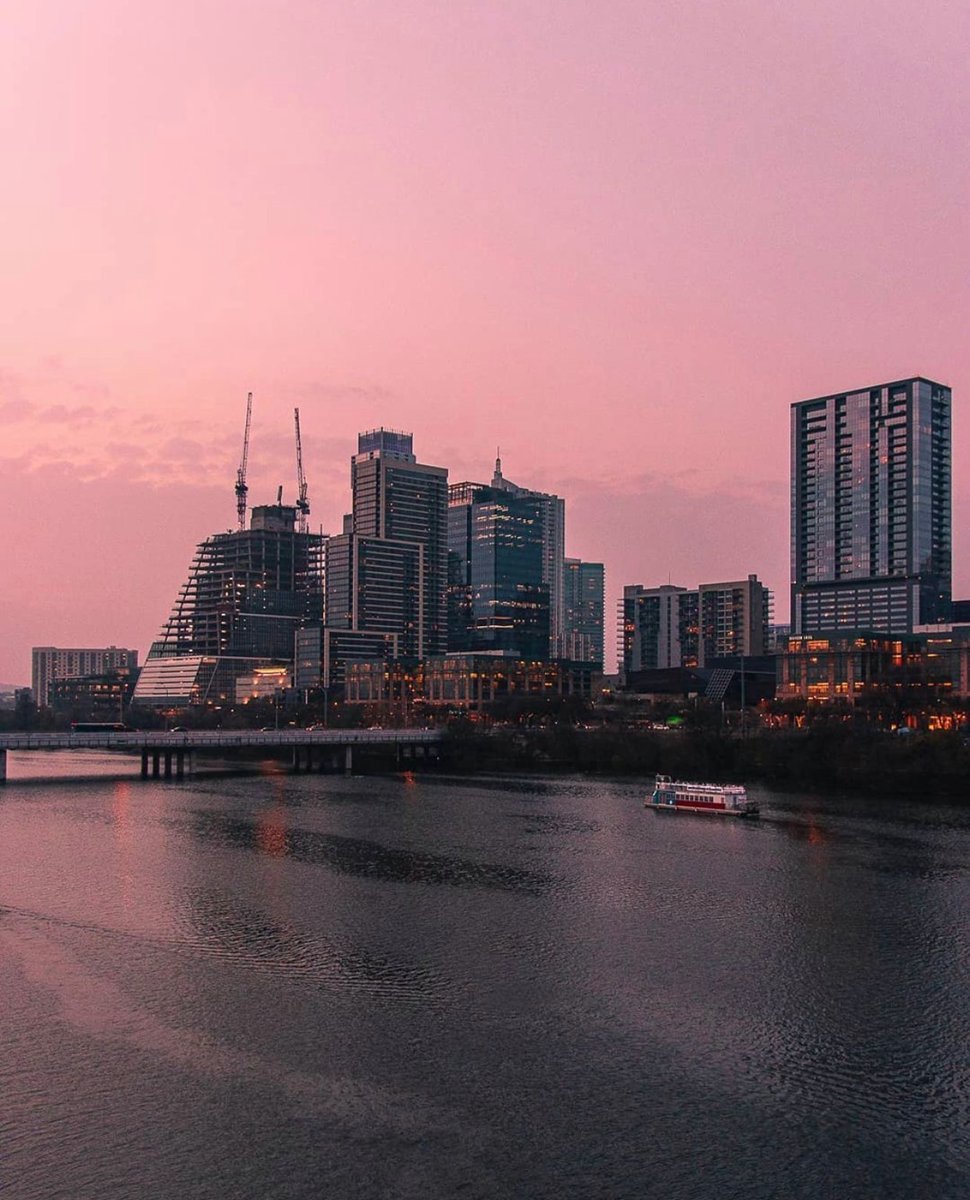 austintxthings's tweet photo. Less Monday, more spring break, please!⠀
⠀
It’s tough to get back in the groove, but whether your job is far away, close to home, or even inside it, your home is always there for you, welcomin...https://t.co/scS48ym886 #austintexasthings #smartaus https://t.co/dqTSGiNryg