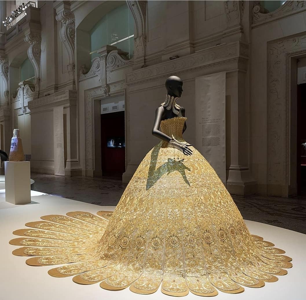 whatgrandmawore's tweet photo. Guo Pei first couture piece created for the finale of her 2006 show - named 'Da Jing' or 'Magnificant Gold' which took 500 artisans 50,000 hours to create, currently on display at the @madparisfr Luxes exhibition, embroidered all over with golden lotus motifs.

It is 1/2 https://t.co/U6p3qSzhjk