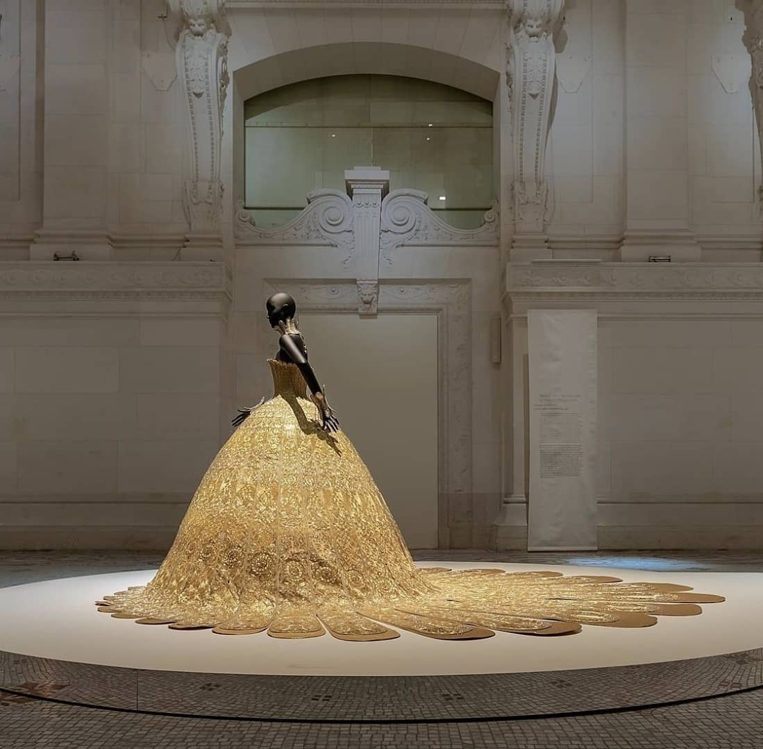 whatgrandmawore's tweet photo. Guo Pei first couture piece created for the finale of her 2006 show - named 'Da Jing' or 'Magnificant Gold' which took 500 artisans 50,000 hours to create, currently on display at the @madparisfr Luxes exhibition, embroidered all over with golden lotus motifs.

It is 1/2 https://t.co/U6p3qSzhjk