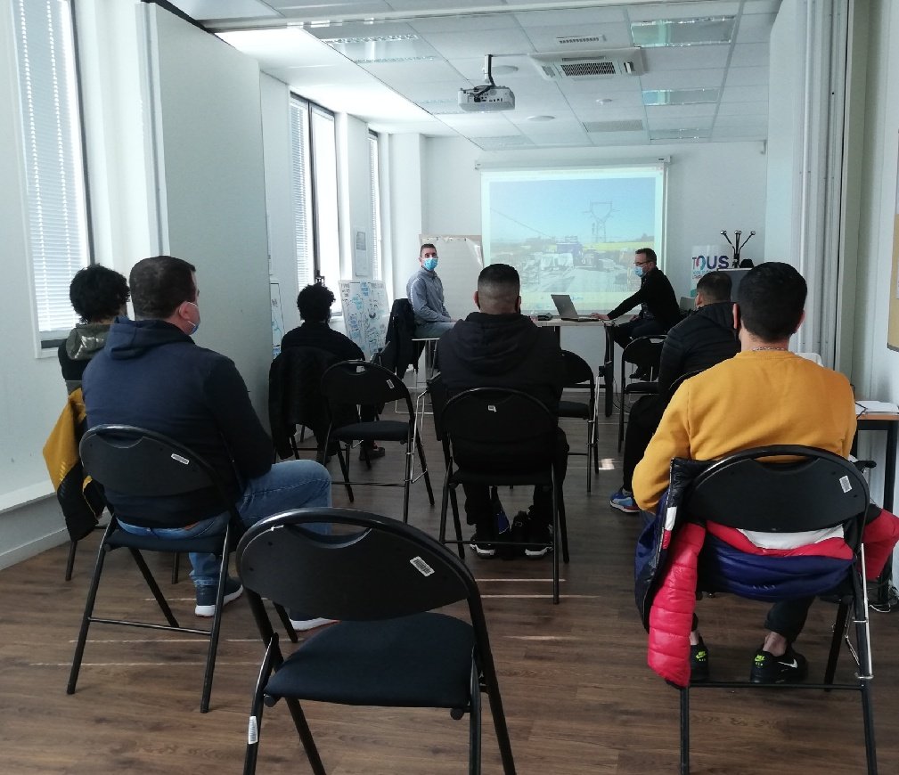 MalikaDjedoui's tweet photo. L' équipe de #Poleemploi #Lecreusot fortement mobilisée pour le retour à l'emploi des demandeurs et la satisfaction des entreprises. Bienvenue à l'entreprise #Lebag #France qui recrute sur des postes de Monteur Lignard👍#TousMobilisés 👏et🙏 @jbgereau https://t.co/JyN8qMwjBw