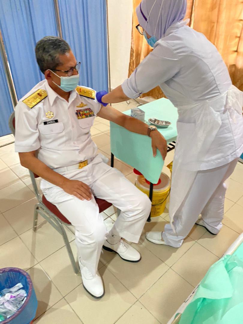 MPSTLDM's tweet photo. What Fathers worry most is their Childrens' welfare
22 Mac 2021 Suntikan dos pertama COVID-19 YBhg Panglima Pasukan Simpanan TLDM, @zainulrd26
#NavyReservist
#dose1done
#LindungiDiriLindungiSemua https://t.co/TOtr7ZSbG8