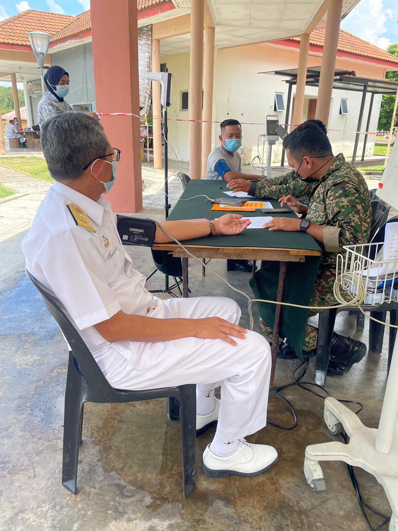 MPSTLDM's tweet photo. What Fathers worry most is their Childrens' welfare
22 Mac 2021 Suntikan dos pertama COVID-19 YBhg Panglima Pasukan Simpanan TLDM, @zainulrd26
#NavyReservist
#dose1done
#LindungiDiriLindungiSemua https://t.co/TOtr7ZSbG8