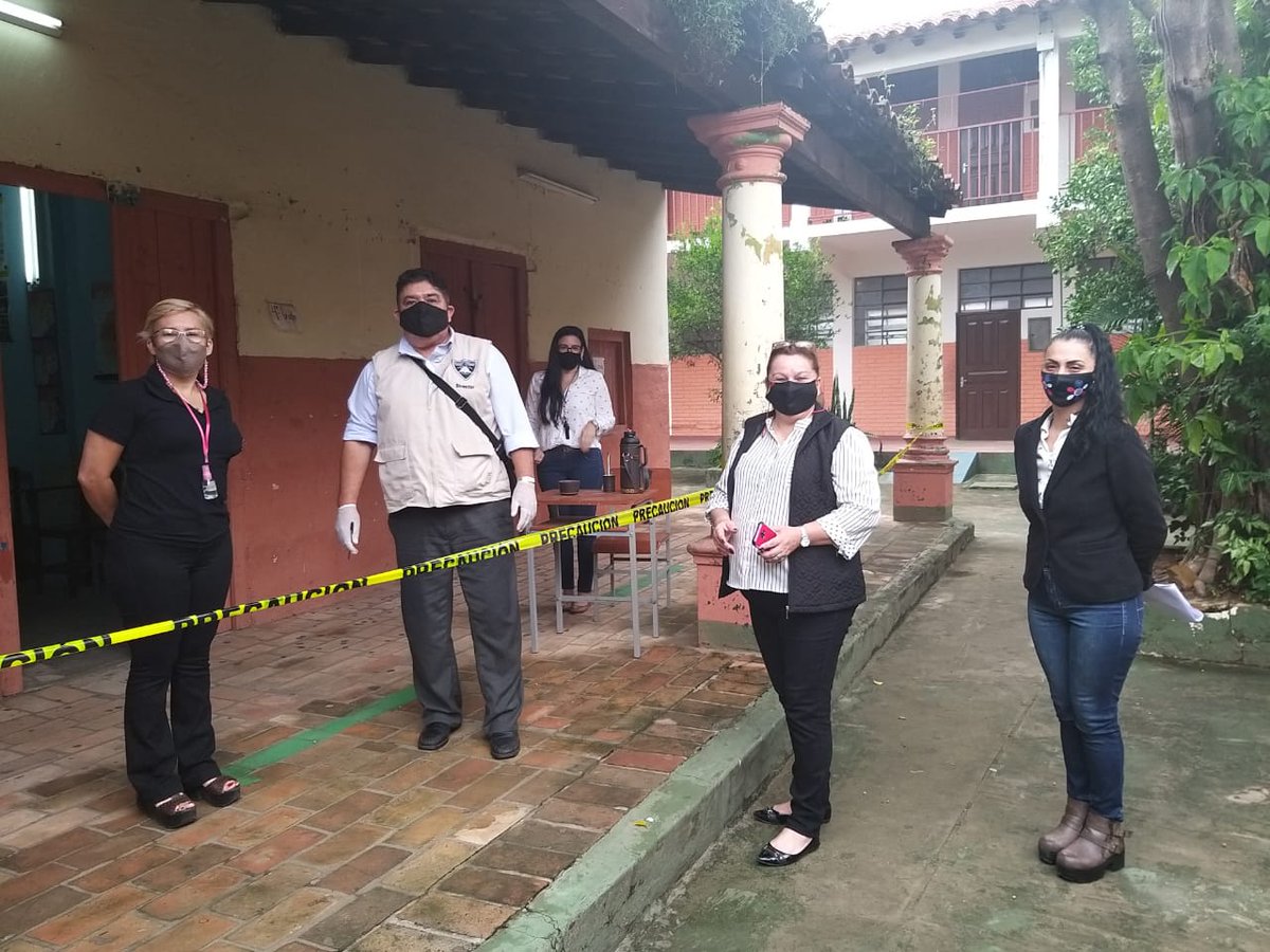 DGGED15's tweet photo. Continuan las entregas de los kits de alimentos en las instituciones educativas💪. Colegio Nacional Juana María de Lara @estelanunezc  @JoseMedinaGaut1 @Karenme26522774 @Leticia00534393 @RocoVer39217404 @Supracielito @Ronald40790360 @BrunettiJuanMa @MECpy @mcceresgonzlez1 https://t.co/qDUr3NgiLm