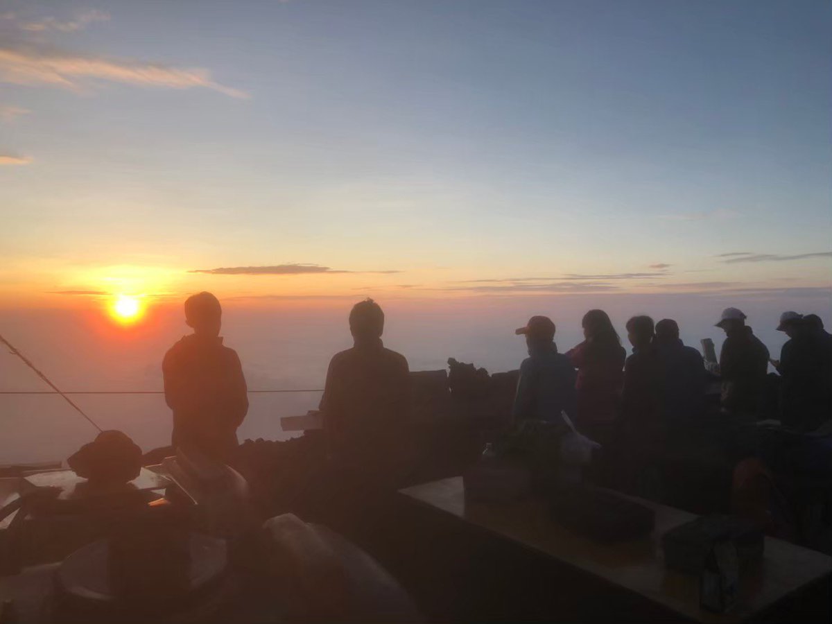 sinkan_chuowan's tweet photo. 活動紹介② 登山🏔

当部活では登山を中心に活動しています🥾

日本全国の3000メートル級の山からハイキングとして楽しめる山まで様々なところに行きます。

写真だけでは伝わら��い壮大な景色や登った人にしか分からない達成感を味わえます❗️
また、危険が多い冬山には登りません😌

#春から中央 https://t.co/NIZTKfo7NO