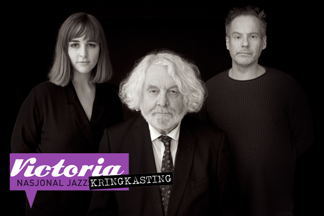 NASJONAL JAZZKRINGKASTING
Torsdag 25.03: Klangen av Hoem
Konsertstart 20:00

En hyllest til Edvard Hoem. Ine Hoem og Erlend Skomsvoll står i front av Oslo Strings og et fullstendig fabelaktig lag med jazzmusikere. Dette er galla Hoem!

Billetter og info: nasjonaljazzscene.no/arrangement/li…